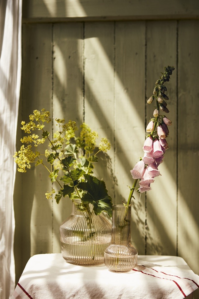 jarrones con flores en una mesa Ikea