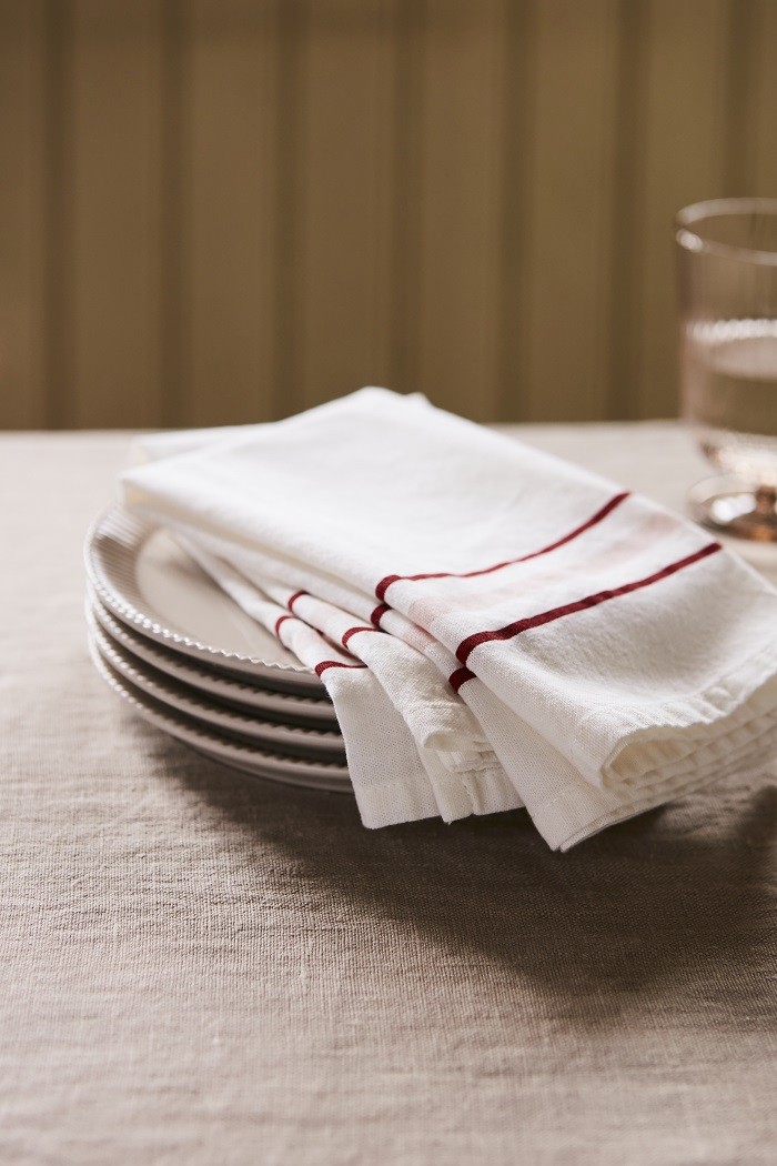 Platos con servilletas Ikea en una mesa