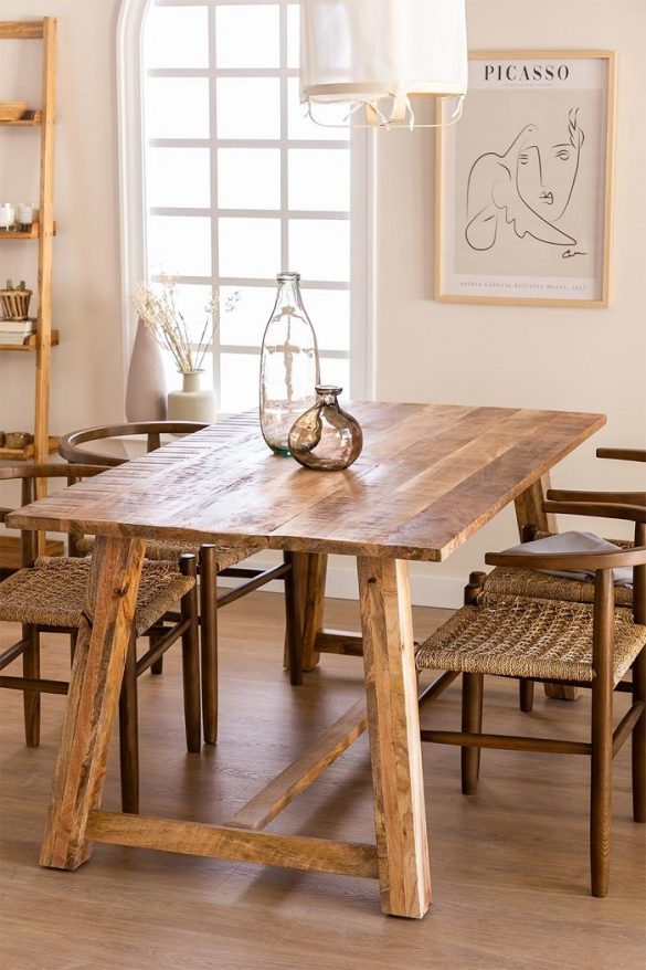 salón con lámina decorativa y mesa y sillas de madera