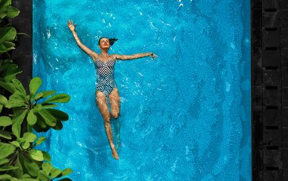mujer nadando relajada en piscina