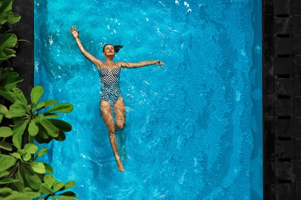 mujer nadando relajada en piscina