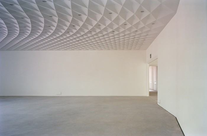 Habitación blanca de casa de arte contemporáneo