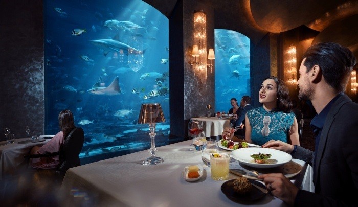 pareja de cena en un restaurante bajo el mar