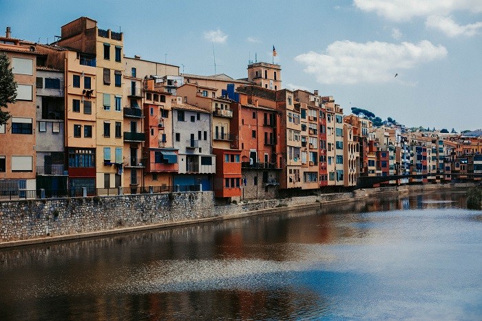 Vistas de pisos de Girona con río