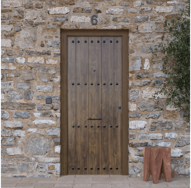 Fachada con puerta de entrada metálica