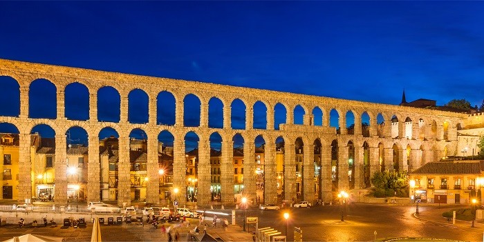 El acueducto de Segovia iluminado