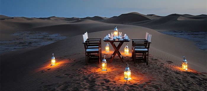 velada romántica con velas en el desierto
