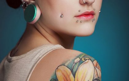 mujer tatuaje con piercings