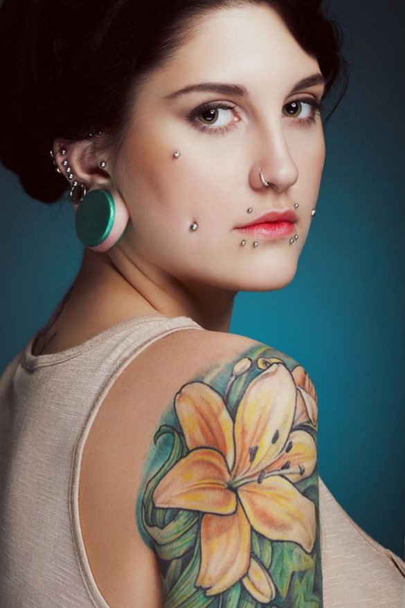 mujer tatuaje con piercings