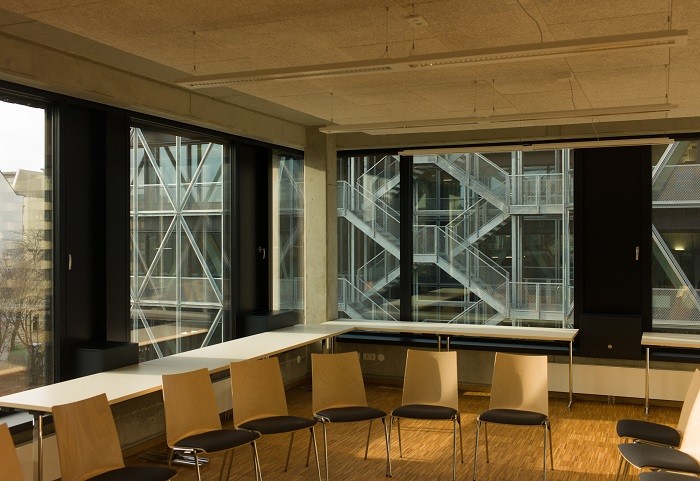 Interior de una oficina con sillas