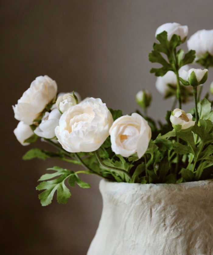 flores blancas en jarrón