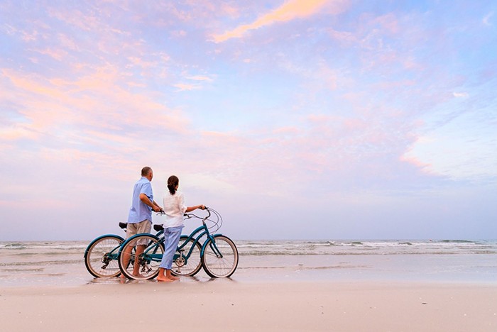 bicicleta en la playa en pareja