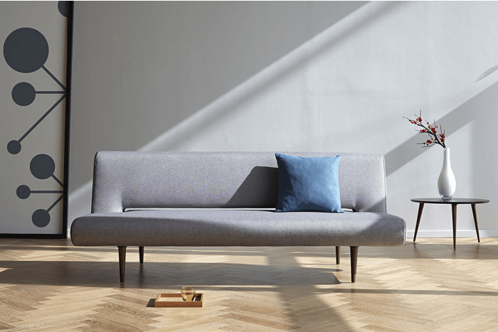 sofá cama en salón en tono gris