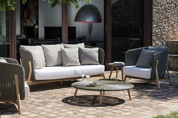 sofá con sillones en el jardín de un hogar