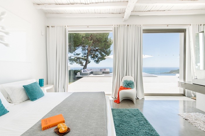 Habitación de la villa de lujo The Palms en Ibiza