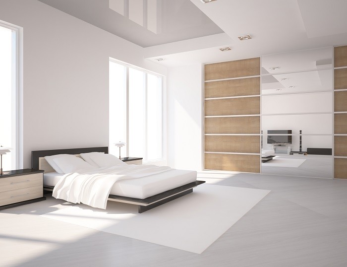 gran dormitorio en color blanco y un toque de madera