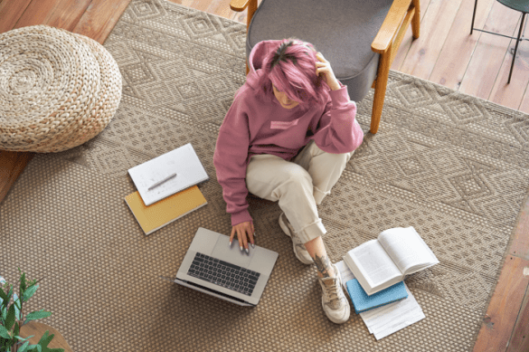 mujer estudiando con el portátil en su casa