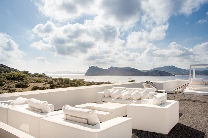 exterior zona de sofás blancos en villa de lujo Tagomago Ibiza