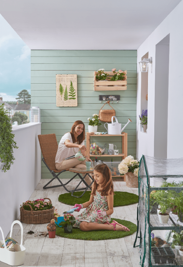 terraza de un hogar con madre e hija