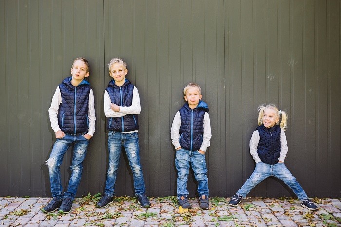cuatro niños con chaleco acolchado