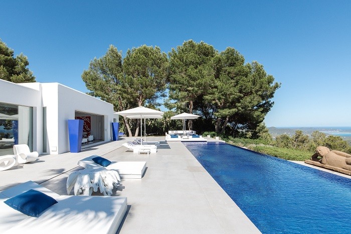 piscina al lado de la montaña y acantilado de Ibiza