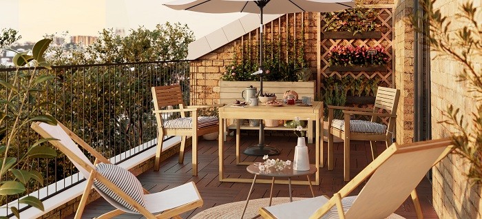 terraza pequeña con mesa y sillas de madera