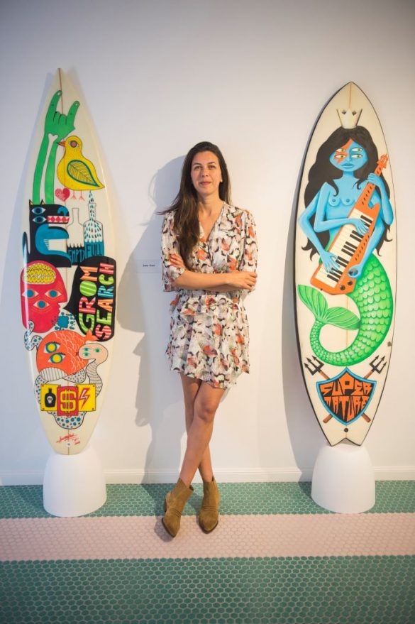 Comisaria Anna Dimitrova en una exposición en Ibiza de tablas de surf