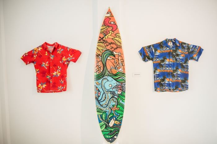 exposición de tablas de surf y camisetas ibicencas