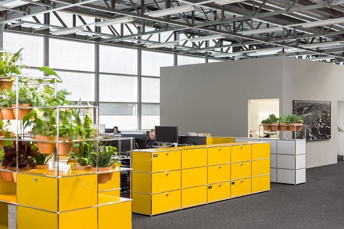 oficina con mobiliario amarillo modular