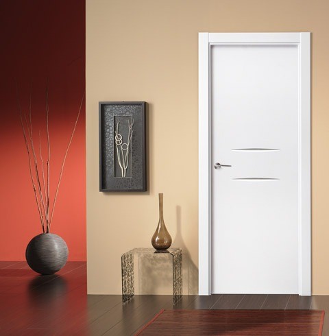 puerta lacada blanca en interior de un hogar