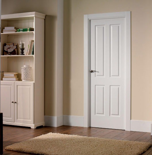 puerta lacada blanca en interior de hogar