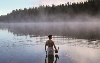 Hombre en vapor de agua finlandés