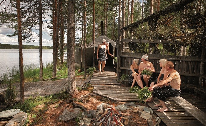 sauna en el bosque con un grupo de personas