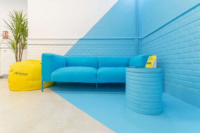 sofá azul en oficinas AVisual