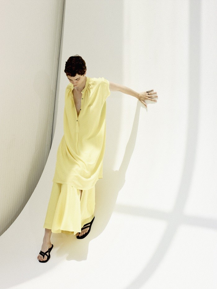 modelo con vestido amarillo de Pomandere 2022