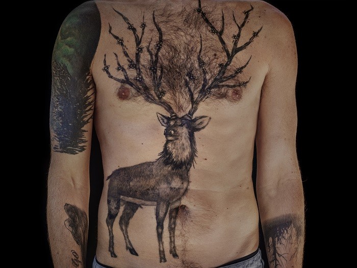 tatuaje en un hombre de un ciervo
