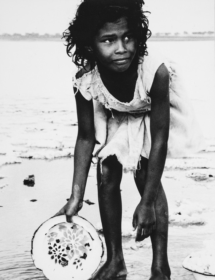 Fotografía de una niña en blanco y negro