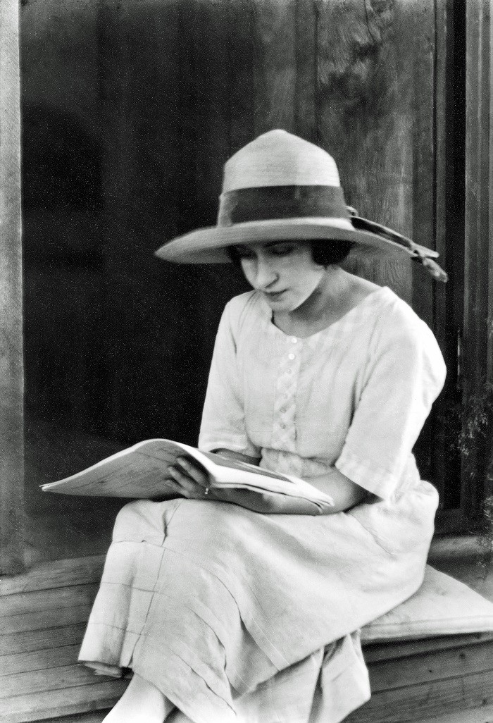 Fotografía mujer leyendo un libro