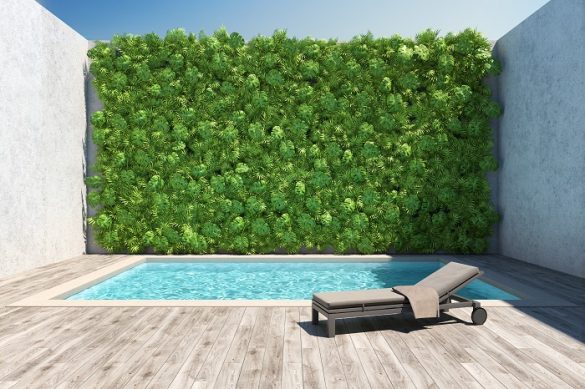 zona de piscina con decoración de un jardín vertical artificial en una pared