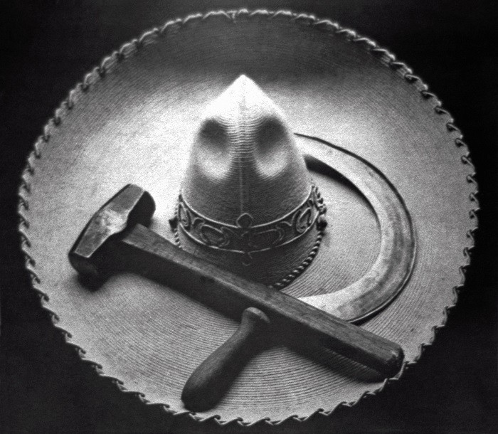 Fotografía de sombrero mexicano un martillo y una hoz