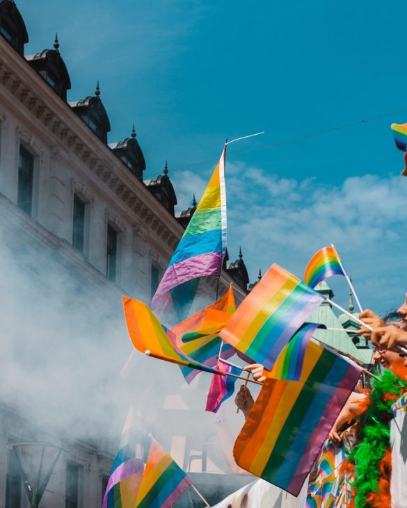 banderas del arco iris simbolizando el LGBTQ