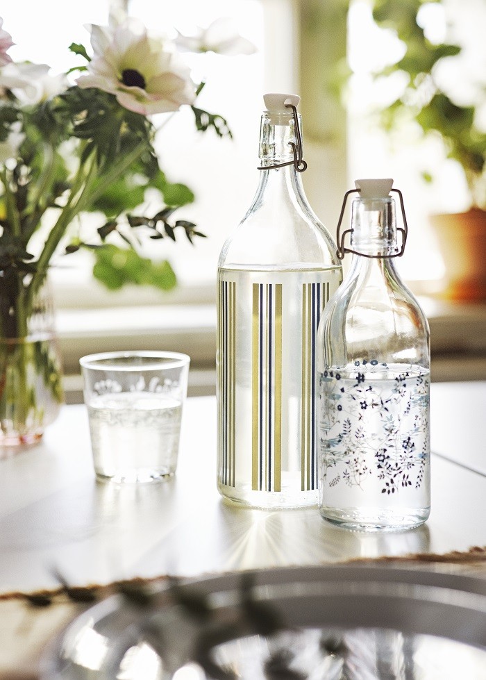 Botella y vaso de cristal de Ikea