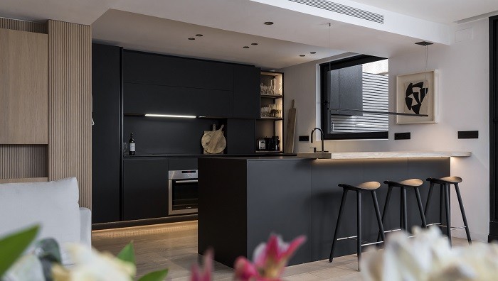 diseño de una cocina en color negro