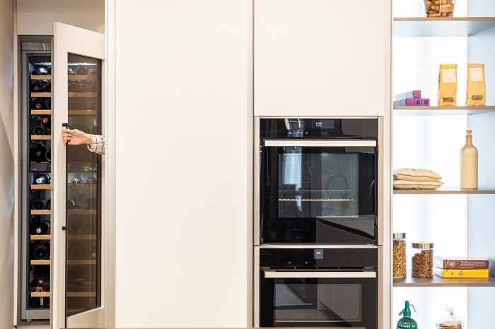 electrodomésticos y vinoteca en una cocina de diseño blanca