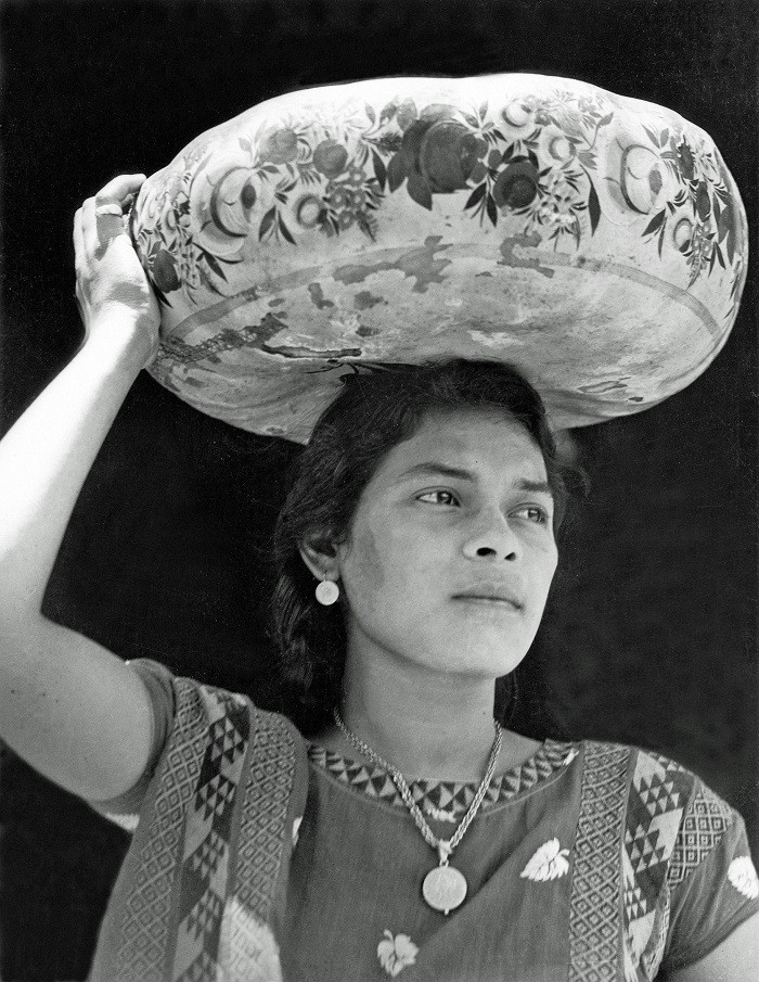 Fotografía de una mujer mexicana con Jicara en la cabeza