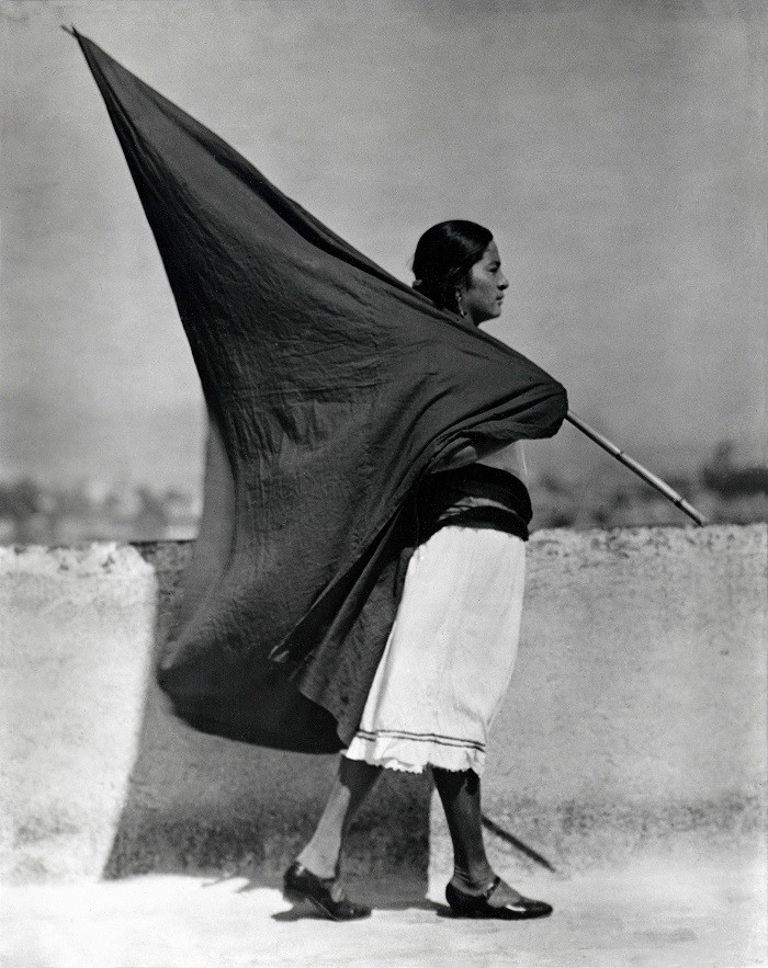 Mujer con una bandera en fotografía
