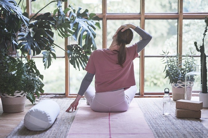 Mujer haciendo yoga con artículos de  Ikea