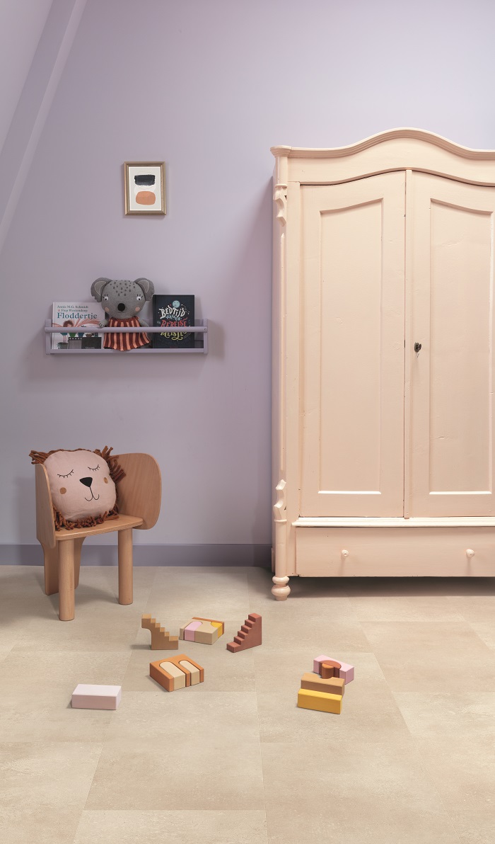 armario de madera en habitación infantil