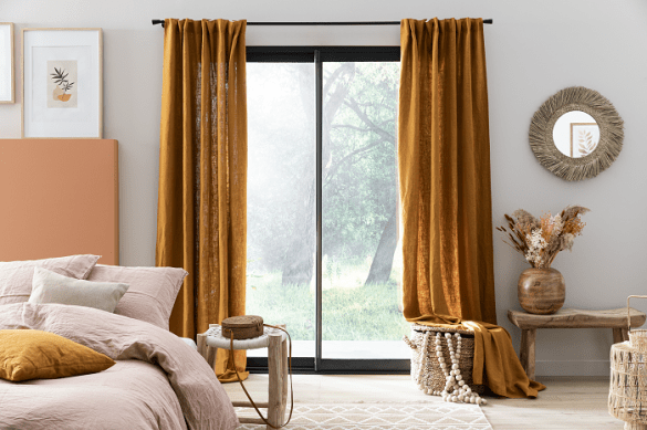 dormitorio con cortinas en color terracota