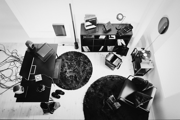 Estudio en blanco y negro con alfombra de Ikea nueva colección OBEGRANSAD